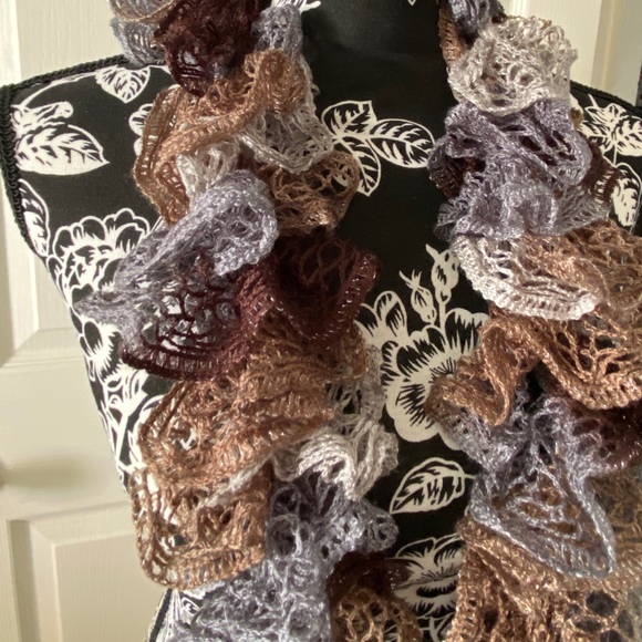 Scarf - Ruffled - Picture 3 of 5